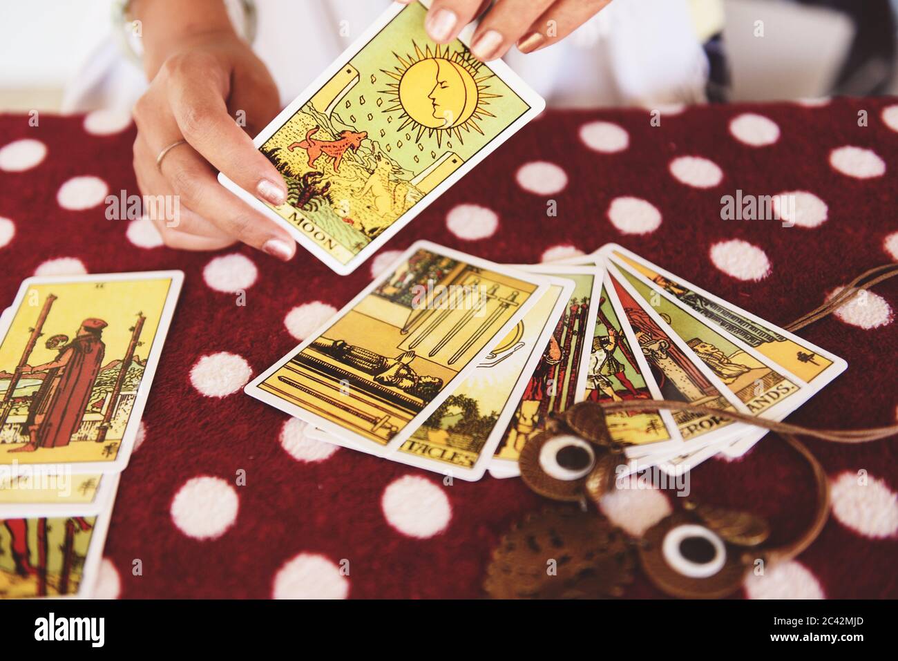 Tarot cartes lecture divination lecture psychique et voyance concept /  fortune teller mains , et Horoscopes Photo Stock - Alamy