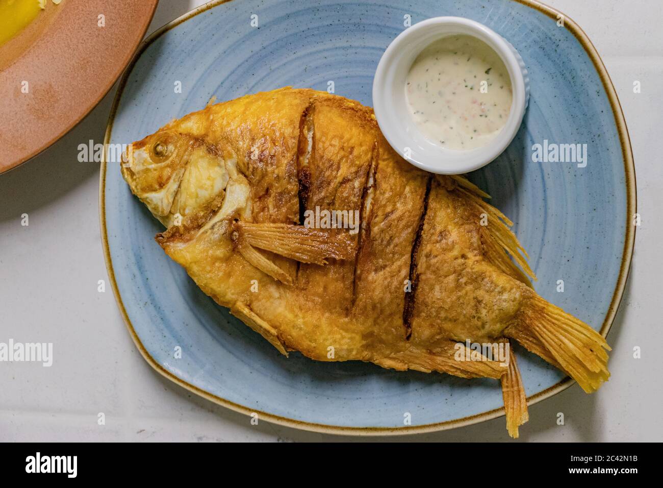 Platon de pescado frito, mojarra Banque D'Images