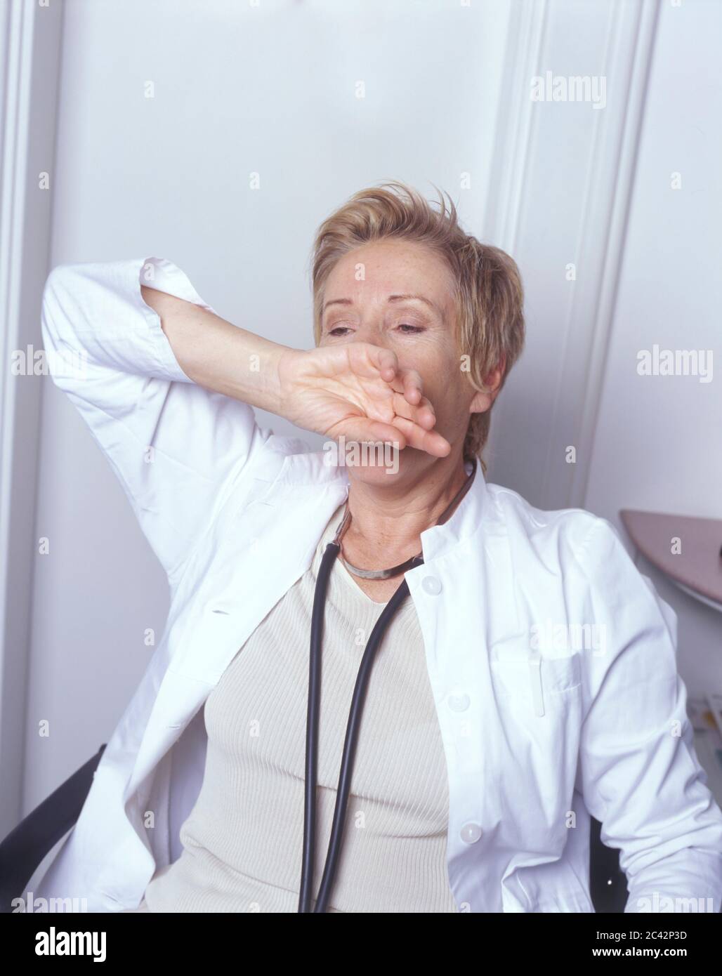 La femme médecin se penche et nains - détente - cabinet du médecin Banque D'Images
