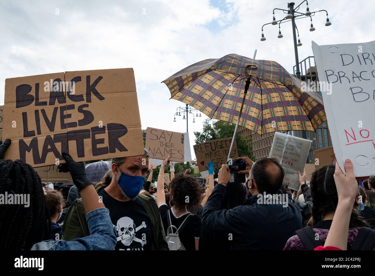 Des manifestants tenant des pancartes avec les mots « Black Lives Matter » lors de l'assemblée de protestation en solidarité avec le mouvement BLM. Banque D'Images