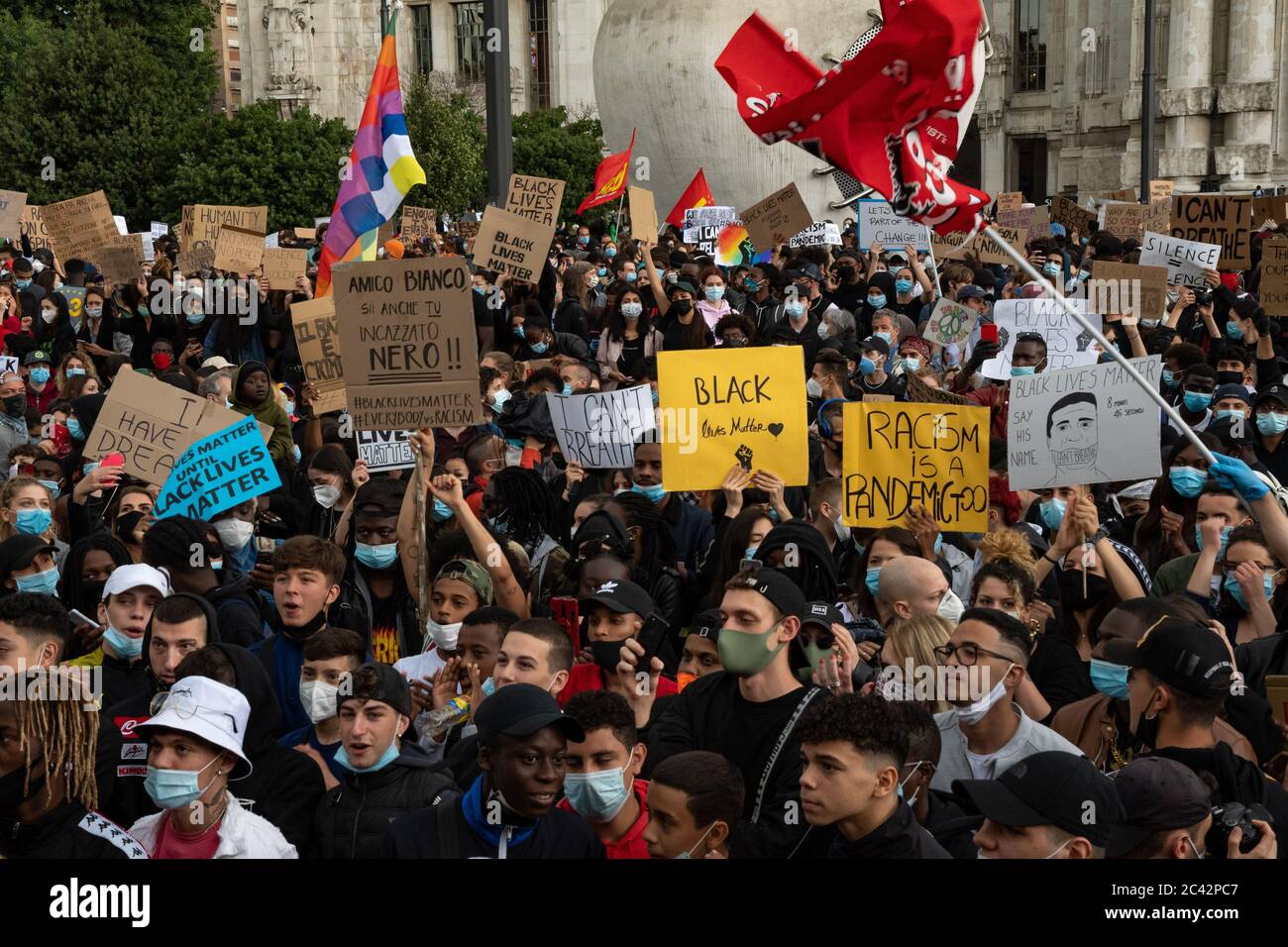 Les gens durant l'assemblée de protestation en solidarité avec le mouvement Black Lives Matter (BLM) et contre le racisme en Italie. Banque D'Images