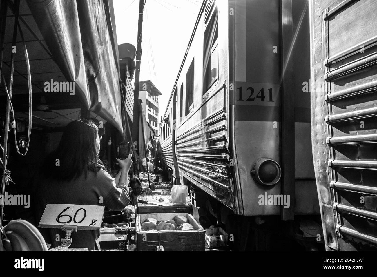 MAEKLONG/THAÏLANDE-NOVEMBRE 28 2019: Train passant par le marché ferroviaire de Maeklong, une célèbre attraction touristique juste à l'extérieur de Bangkok Banque D'Images