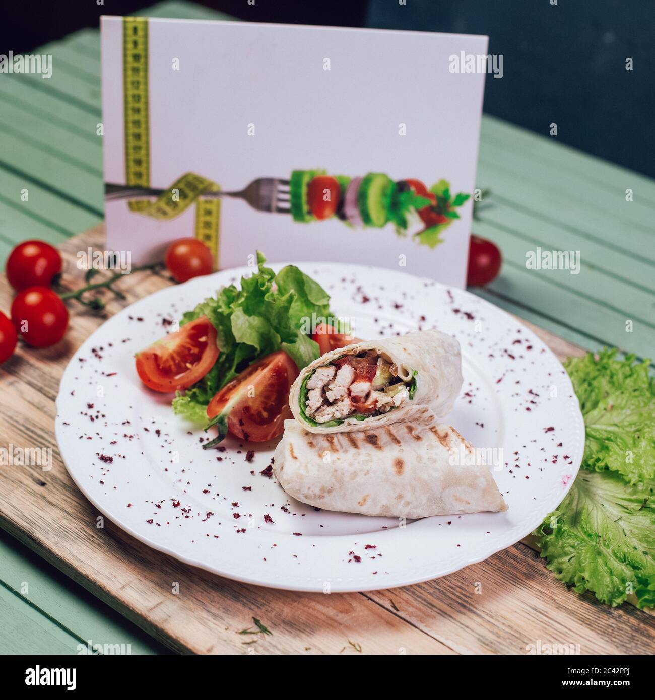 Rouleau de salade de légumes dans du pain de lave-glace Banque D'Images