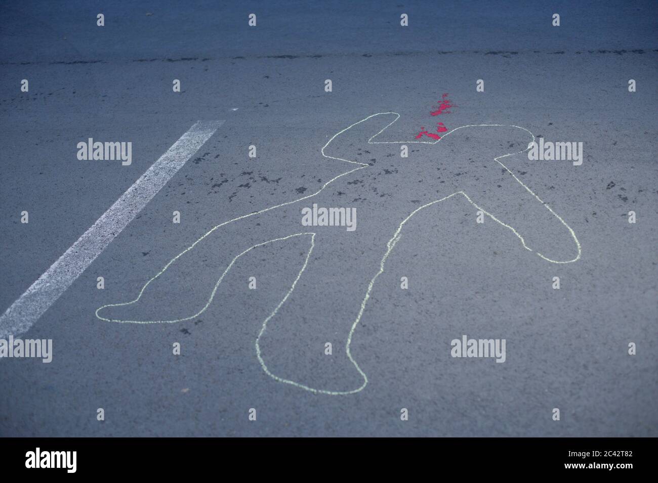 Plan d'une personne tirée dans la craie sur l'asphalte - scène de crime - meurtre Banque D'Images
