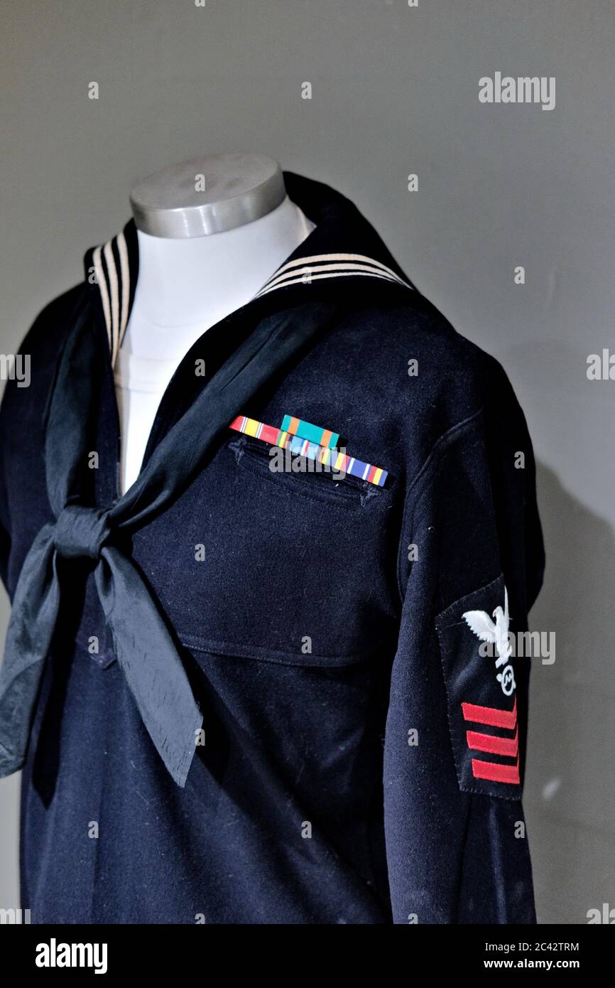 Une tenue de voile bleue de l'époque de la Seconde Guerre mondiale avec des insignes et des rubans de campagne exposés à la ft. Musée Miles, Cape Henloopen, DE. Banque D'Images