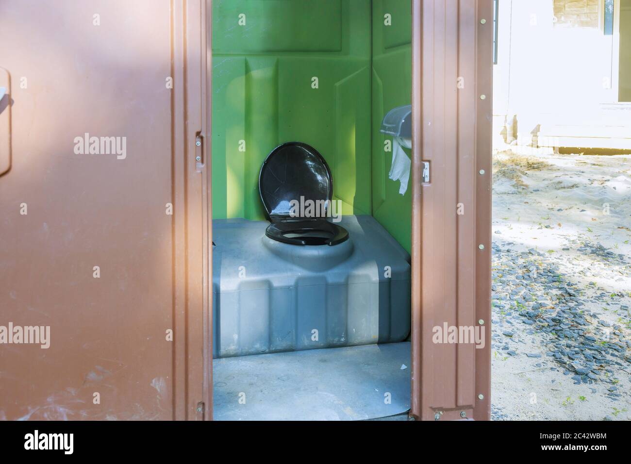 Cabine de toilette ouverte mobile pour les produits chimiques à utiliser dans les zones de construction Banque D'Images