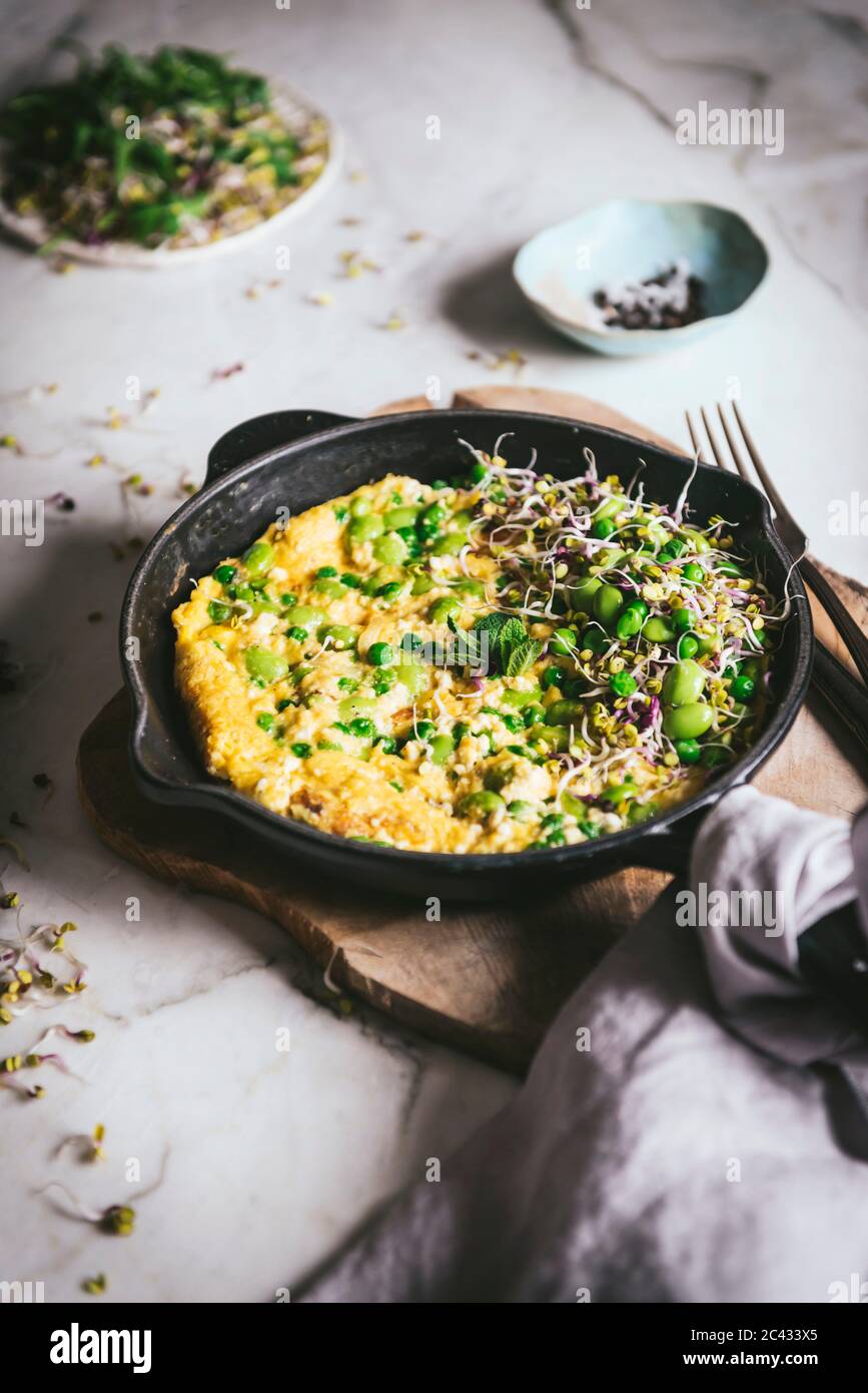 Fromage Frittata dans une poêle Banque D'Images