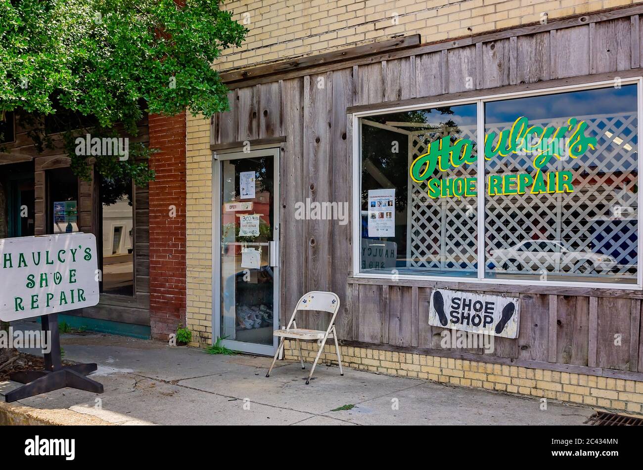 Une chaise pliante est installée à l’extérieur de la réparation de chaussures Haulcy, le 9 août 2016, à Clarksdale, Mississippi. Haulcy’s est une entreprise familiale établie en 1885. Banque D'Images