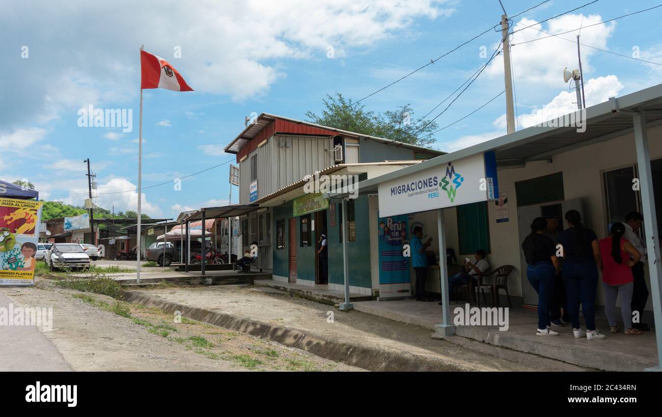 La Tina, Piura / Pérou - avril 4 2019: Touristes dans le bureau d'immigration du Pérou près du pont international de Macara Banque D'Images