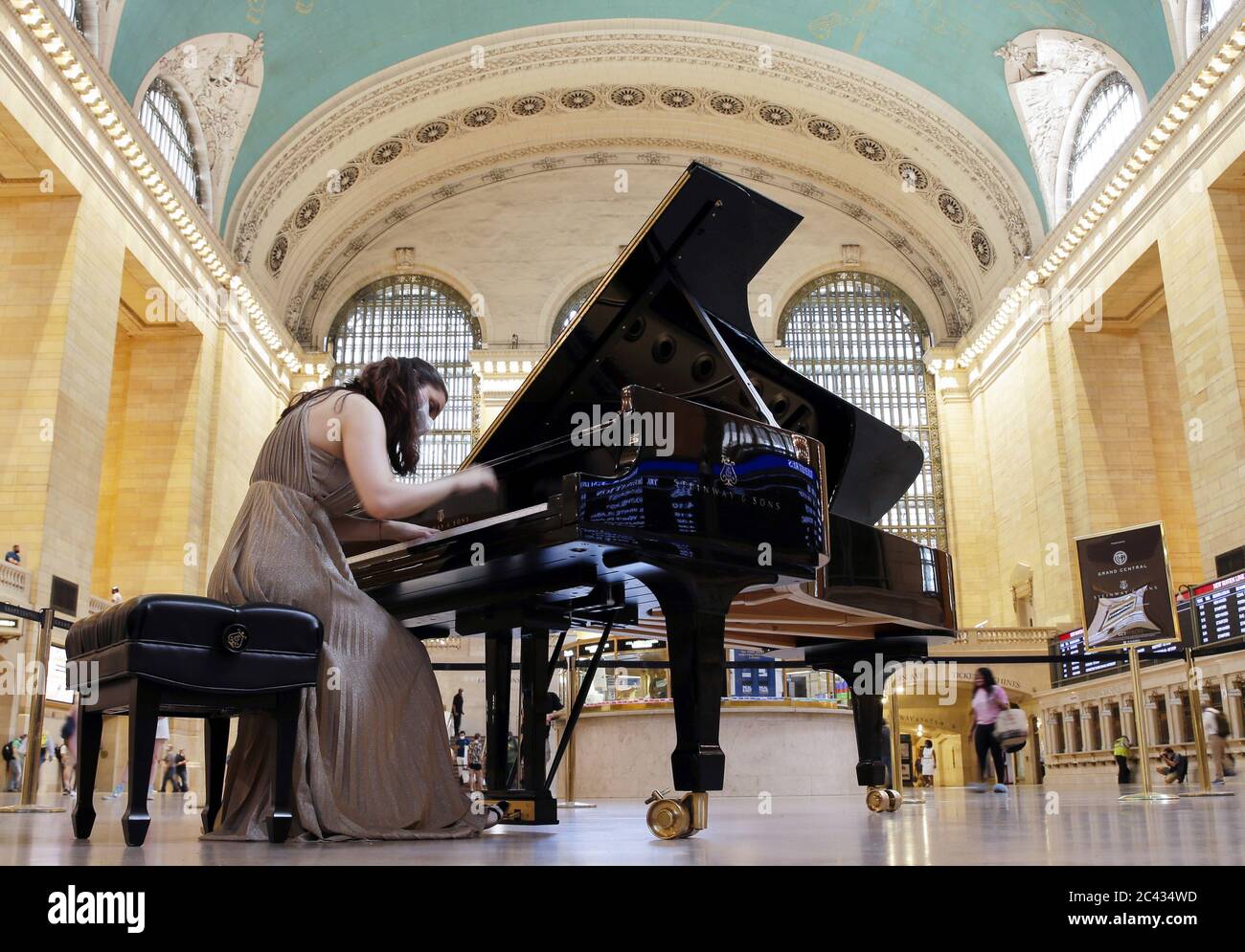 New York, États-Unis. 23 juin 2020. Le pianiste Kaliya Kalcheva joue sur un piano Steinway & Sons au Grand Central terminal le mardi 23 juin 2020. MTA Metro-North a accueilli les visiteurs et les navetteurs du terminal Grand Central, tandis que les pianistes de l'école Juilliard se sont produits sur un piano Steinway & Sons jusqu'à 7 h mardi. La ville de New York est entrée dans la phase 2 d'un plan de réouverture en quatre parties lundi après avoir été fermée pendant 3 mois en raison de la COVID-19. Photo de John Angelillo/UPI crédit: UPI/Alay Live News Banque D'Images