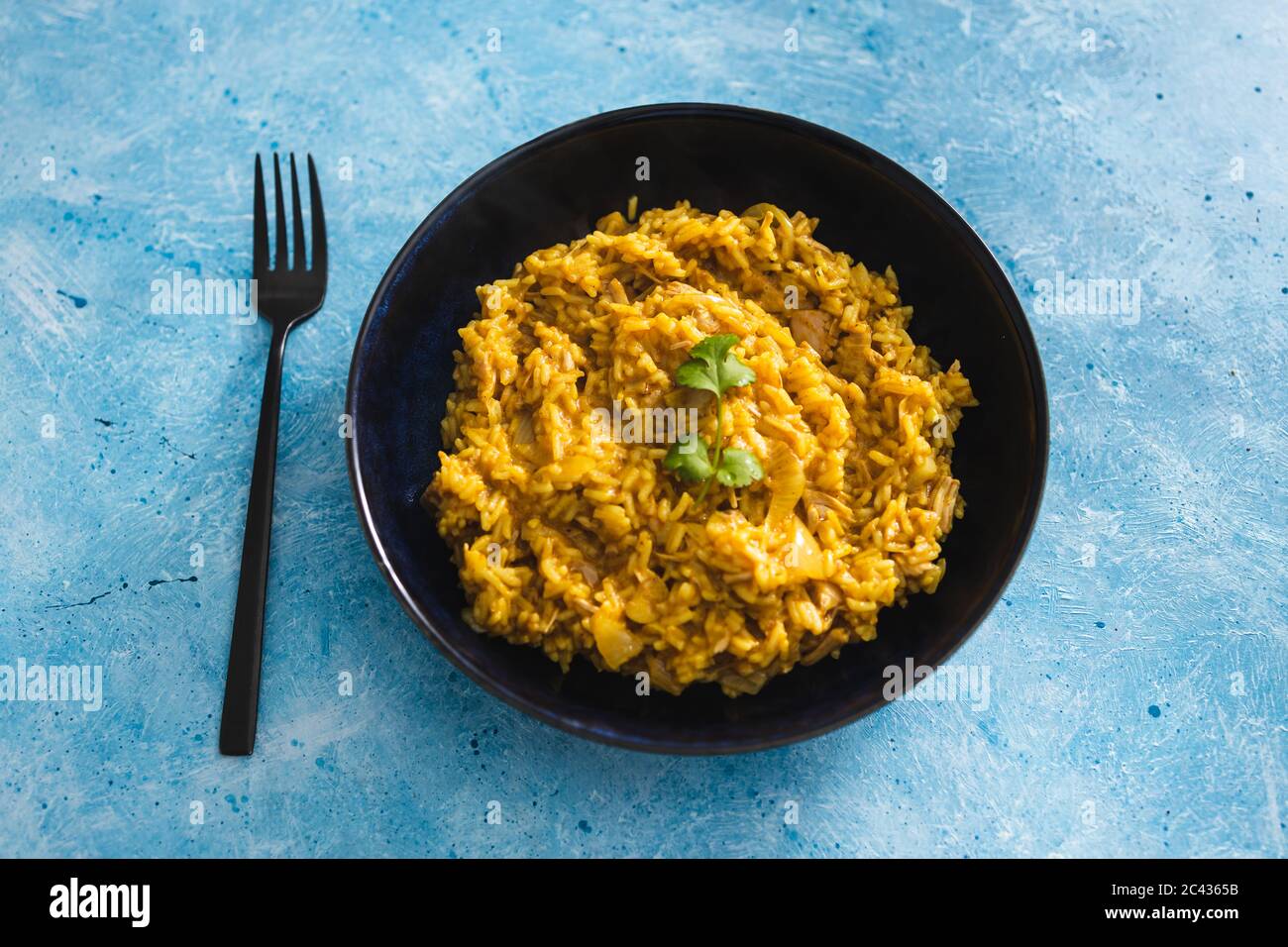 recettes alimentaires saines à base de plantes concept, risotto au curry végétalien crémeux avec jackfruit Banque D'Images