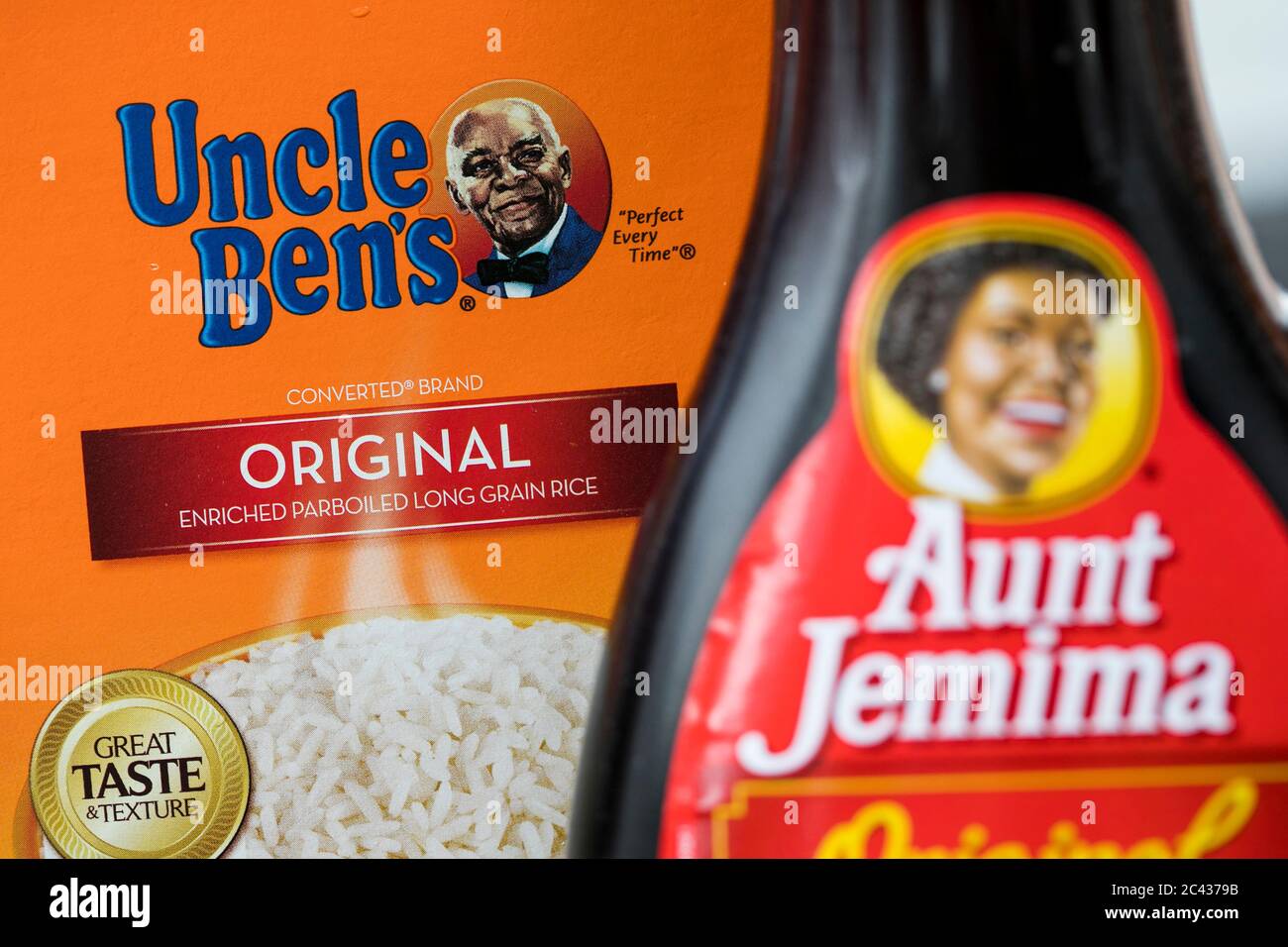 Bouteilles de sirop tante Jemima et de produits de riz Uncle Ben. Banque D'Images