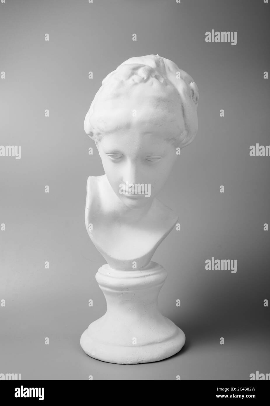Portrait de tête de plâtre de Vénus de fille sur fond gris Banque D'Images
