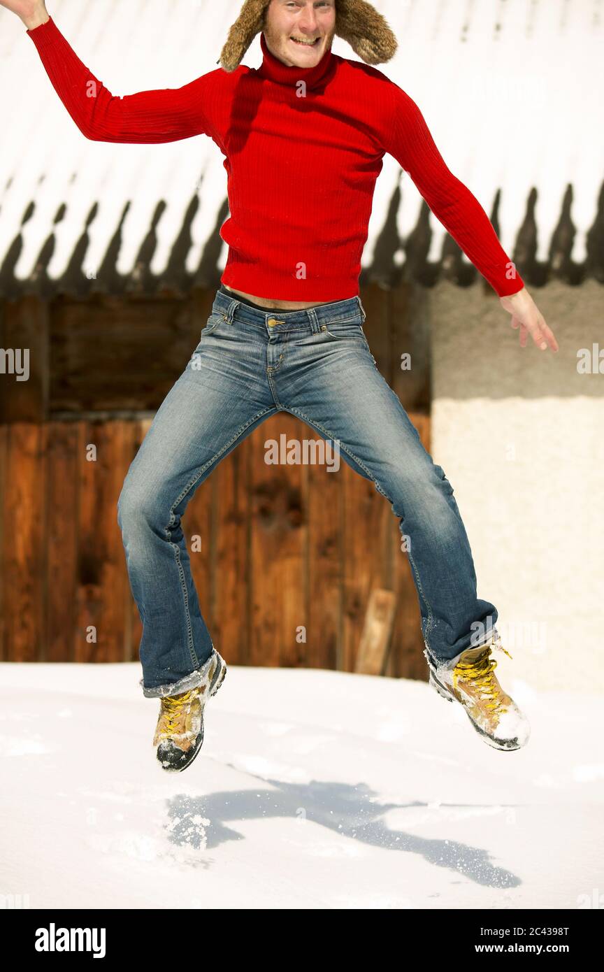 Un jeune homme fait un saut à l'air - hiver - loisir Banque D'Images