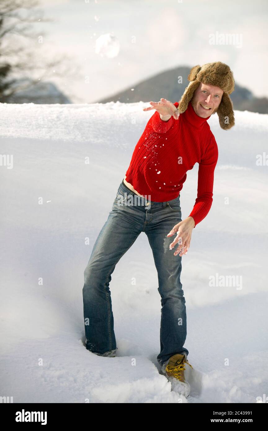 Un jeune homme lance un boule de neige - hiver - amusement Banque D'Images