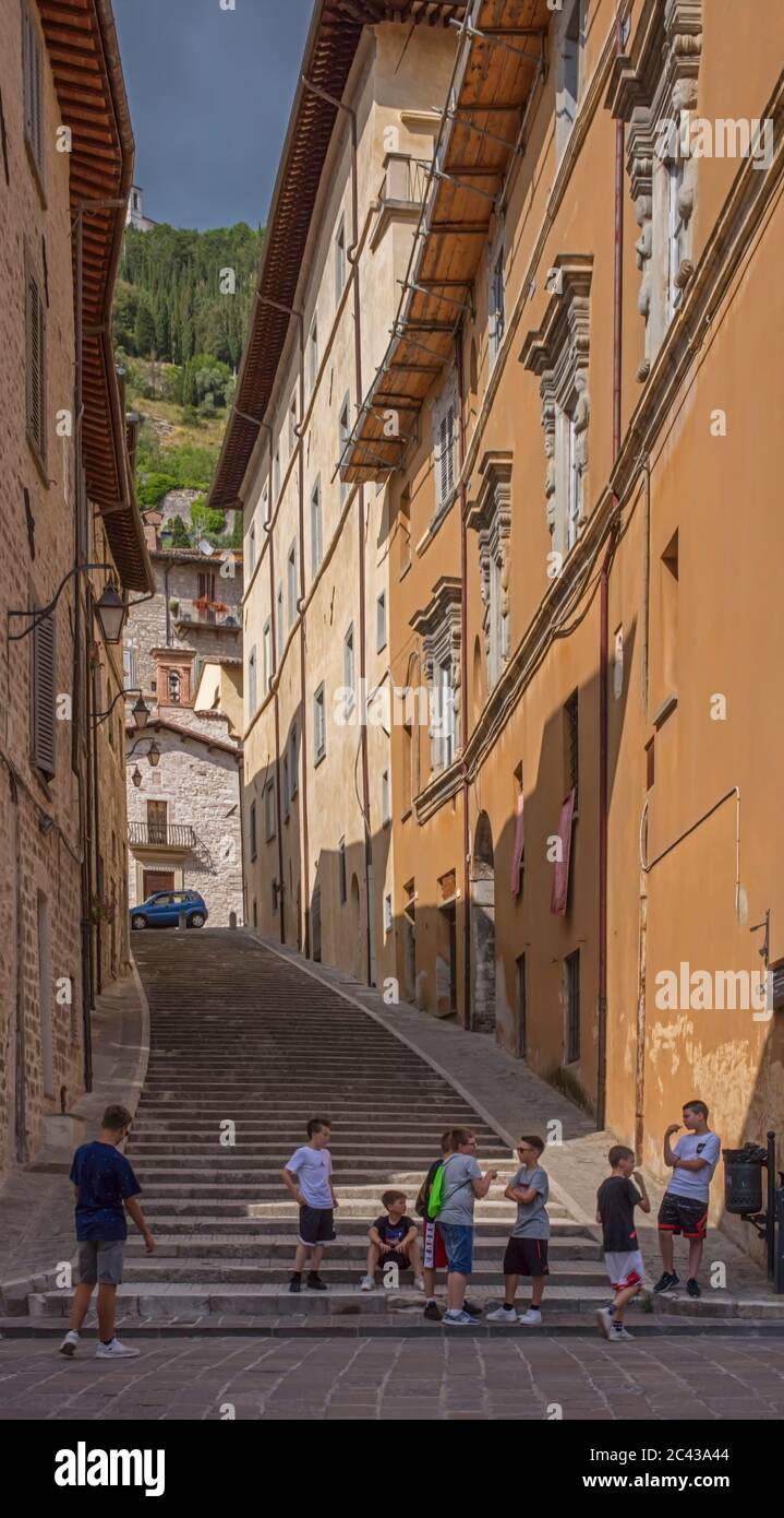 Enfants se tenant autour de Gubbio, Ombrie, Italie Banque D'Images