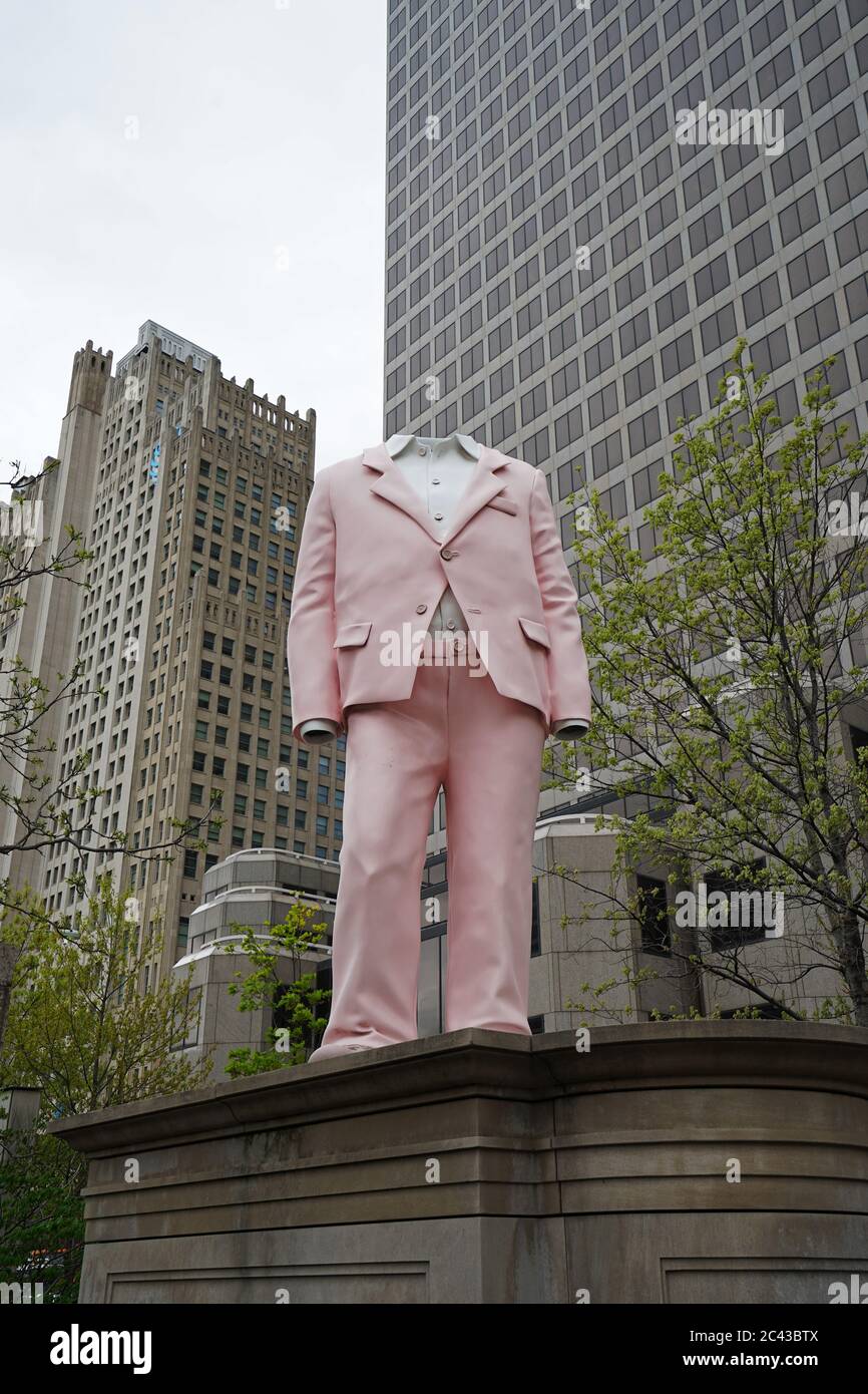 Architecture extérieure et sculpture en aluminium d'un costume rose sans âme par Erwin Wurm et intitulé Big suit au 'SaINT LOUIS CITY GARDEN'- Mo, USA Banque D'Images