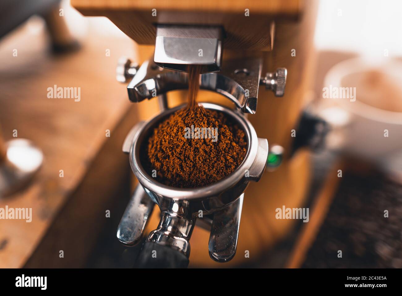 Préparer du café moulu à la maison Banque D'Images