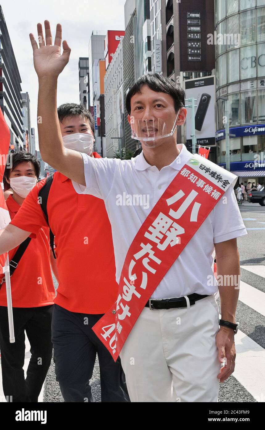 Taisuke Ono, ancien vice-gouverneur de la préfecture de Kumamoto, se fait une large place lors de la campagne électorale du gouverneur de Tokyo, le 20 juin 2020. Crédit: AFLO/Alay Live News Banque D'Images