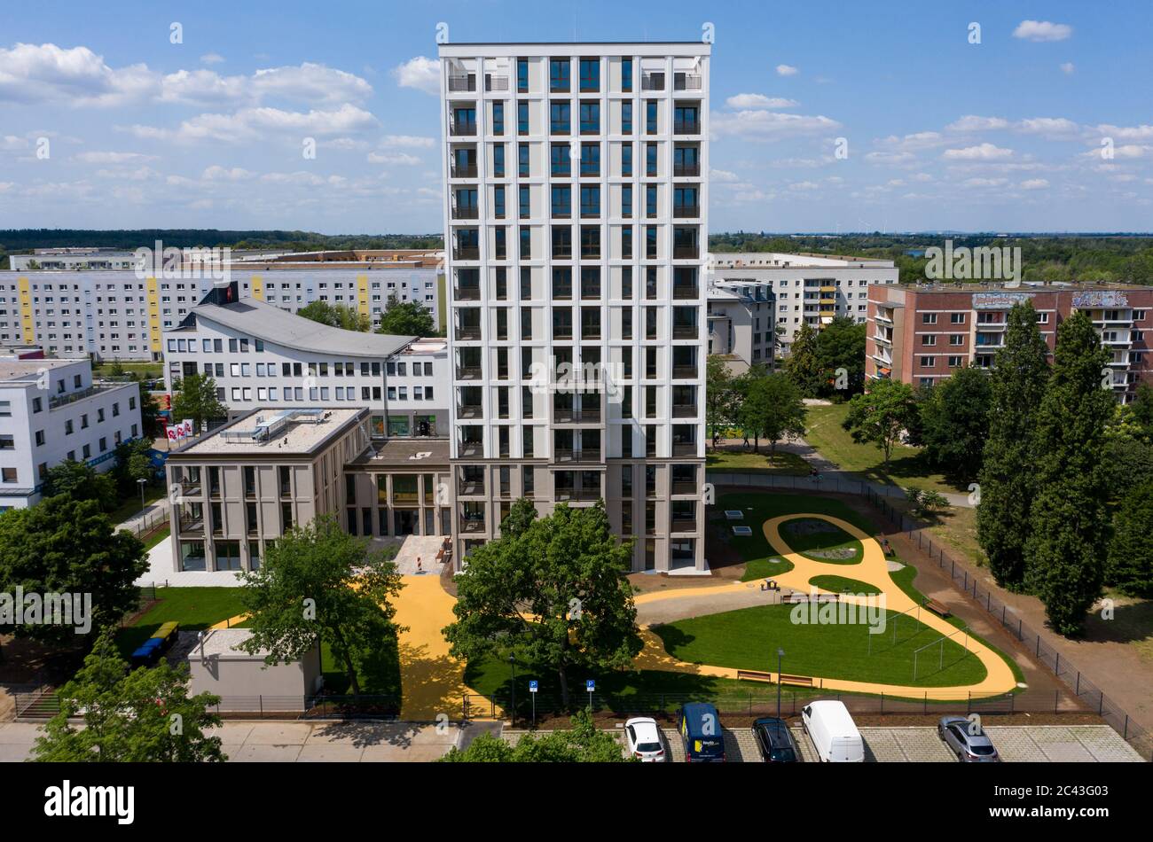 Leipzig, Allemagne. 14 septembre 2017. La nouvelle 'Lipsia Tower'. La première tour de la suite de la réunification dans le quartier de Grünau, en plaques de béton préfabriquées GDR de Leipzig, dispose de 60 appartements de une à trois pièces sur ses 13 étages. La coopérative d'habitation Lipsia investit 13 millions d'euros. Le projet sans barrière 'Lipsia Tower' est principalement destiné aux locataires plus âgés. Selon les plans actuels, les premiers résidents devraient déménager en juillet. (Vue aérienne avec un drone) crédit: Jan Woitas/dpa-Zentralbild/dpa/Alay Live News Banque D'Images