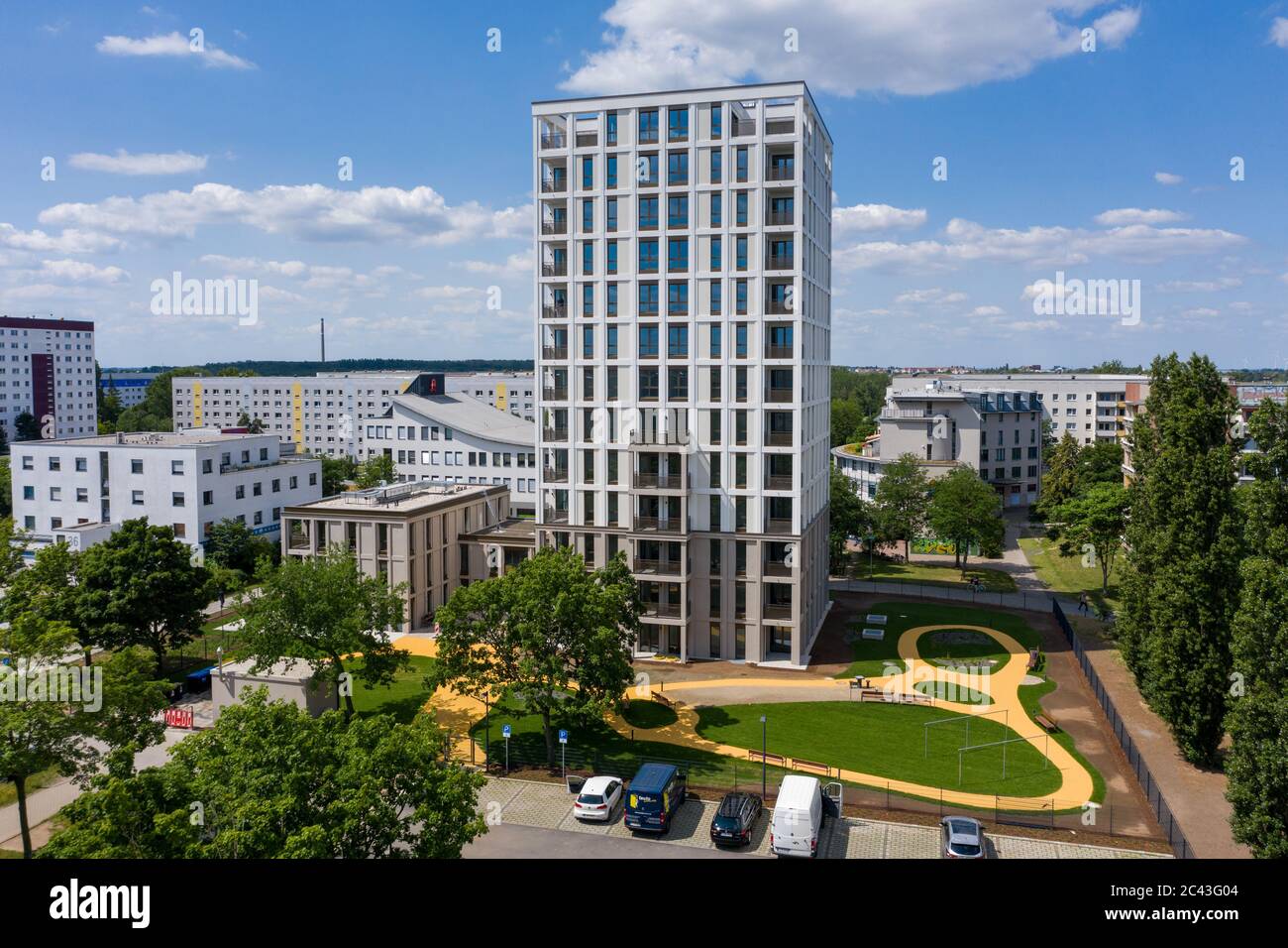 Leipzig, Allemagne. 14 septembre 2017. La nouvelle 'Lipsia Tower'. La première tour de la suite de la réunification dans le quartier de Grünau, en plaques de béton préfabriquées GDR de Leipzig, dispose de 60 appartements de une à trois pièces sur ses 13 étages. La coopérative d'habitation Lipsia investit 13 millions d'euros. Le projet sans barrière 'Lipsia Tower' est principalement destiné aux locataires plus âgés. Selon les plans actuels, les premiers résidents devraient déménager en juillet. (Vue aérienne avec un drone) crédit: Jan Woitas/dpa-Zentralbild/dpa/Alay Live News Banque D'Images