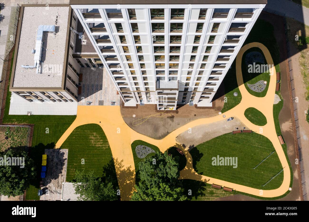 Leipzig, Allemagne. 14 septembre 2017. La nouvelle 'Lipsia Tower'. La première tour de la suite de la réunification dans le quartier de Grünau, en plaques de béton préfabriquées GDR de Leipzig, dispose de 60 appartements de une à trois pièces sur ses 13 étages. La coopérative d'habitation Lipsia investit 13 millions d'euros. Le projet sans barrière 'Lipsia Tower' est principalement destiné aux locataires plus âgés. Selon les plans actuels, les premiers résidents devraient déménager en juillet. (Vue aérienne avec un drone) crédit: Jan Woitas/dpa-Zentralbild/dpa/Alay Live News Banque D'Images