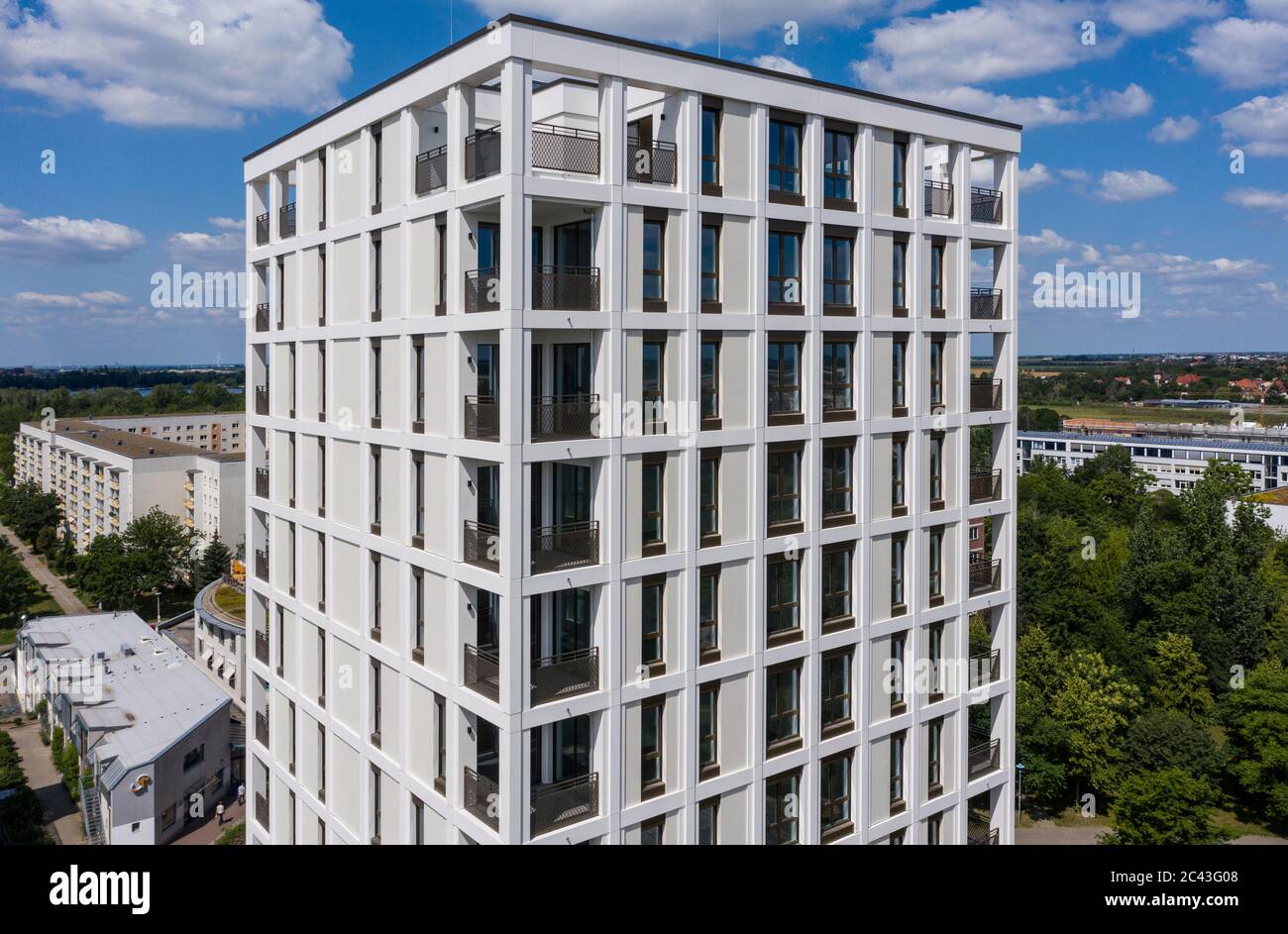 Leipzig, Allemagne. 14 septembre 2017. La nouvelle 'Lipsia Tower'. La première tour de la suite de la réunification dans le quartier de Grünau, en plaques de béton préfabriquées GDR de Leipzig, dispose de 60 appartements de une à trois pièces sur ses 13 étages. La coopérative d'habitation Lipsia investit 13 millions d'euros. Le projet sans barrière 'Lipsia Tower' est principalement destiné aux locataires plus âgés. Selon les plans actuels, les premiers résidents devraient déménager en juillet. (Vue aérienne avec un drone) crédit: Jan Woitas/dpa-Zentralbild/dpa/Alay Live News Banque D'Images