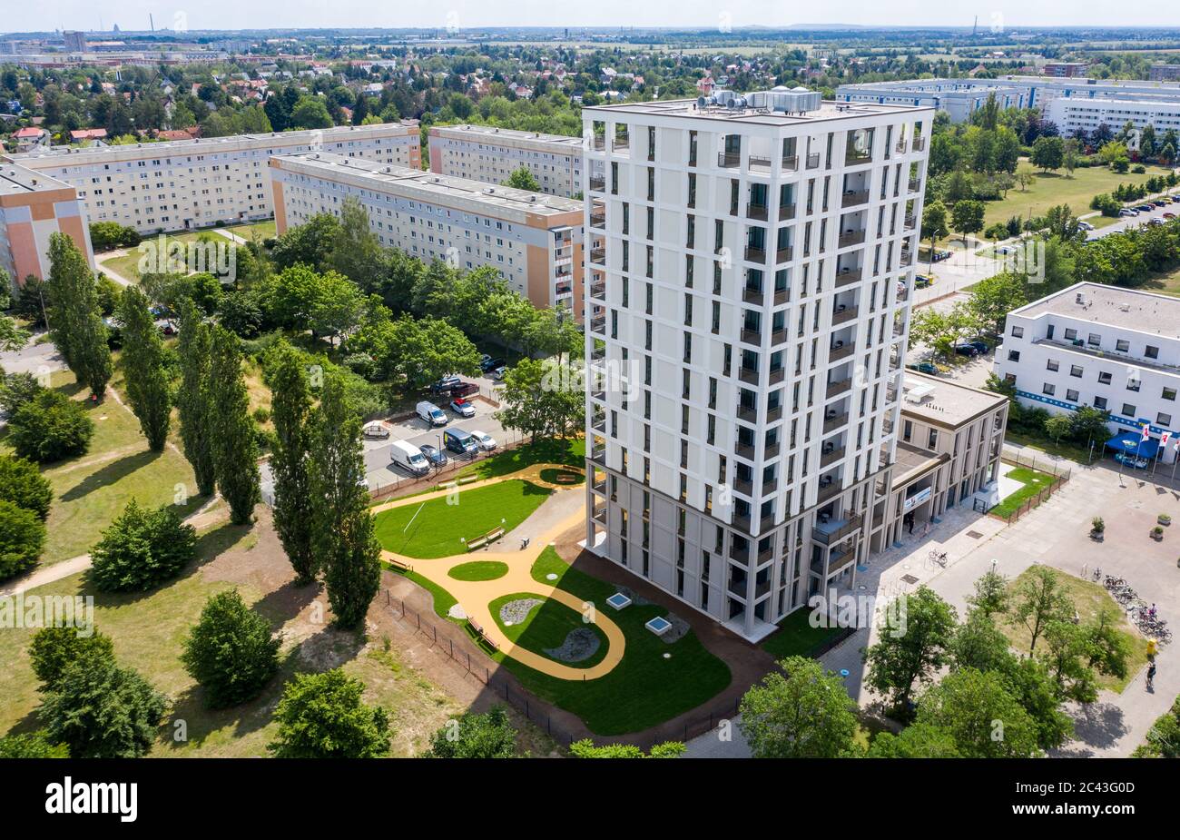 Leipzig, Allemagne. 14 septembre 2017. La nouvelle 'Lipsia Tower'. La première tour de la suite de la réunification dans le quartier de Grünau, en plaques de béton préfabriquées GDR de Leipzig, dispose de 60 appartements de une à trois pièces sur ses 13 étages. La coopérative d'habitation Lipsia investit 13 millions d'euros. Le projet sans barrière 'Lipsia Tower' est principalement destiné aux locataires plus âgés. Selon les plans actuels, les premiers résidents devraient déménager en juillet. (Vue aérienne avec un drone) crédit: Jan Woitas/dpa-Zentralbild/dpa/Alay Live News Banque D'Images