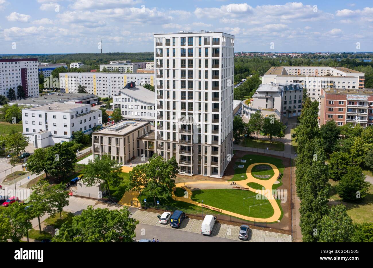 Leipzig, Allemagne. 14 septembre 2017. La nouvelle 'Lipsia Tower'. La première tour de la suite de la réunification dans le quartier de Grünau, en plaques de béton préfabriquées GDR de Leipzig, dispose de 60 appartements de une à trois pièces sur ses 13 étages. La coopérative d'habitation Lipsia investit 13 millions d'euros. Le projet sans barrière 'Lipsia Tower' est principalement destiné aux locataires plus âgés. Selon les plans actuels, les premiers résidents devraient déménager en juillet. (Vue aérienne avec un drone) crédit: Jan Woitas/dpa-Zentralbild/dpa/Alay Live News Banque D'Images