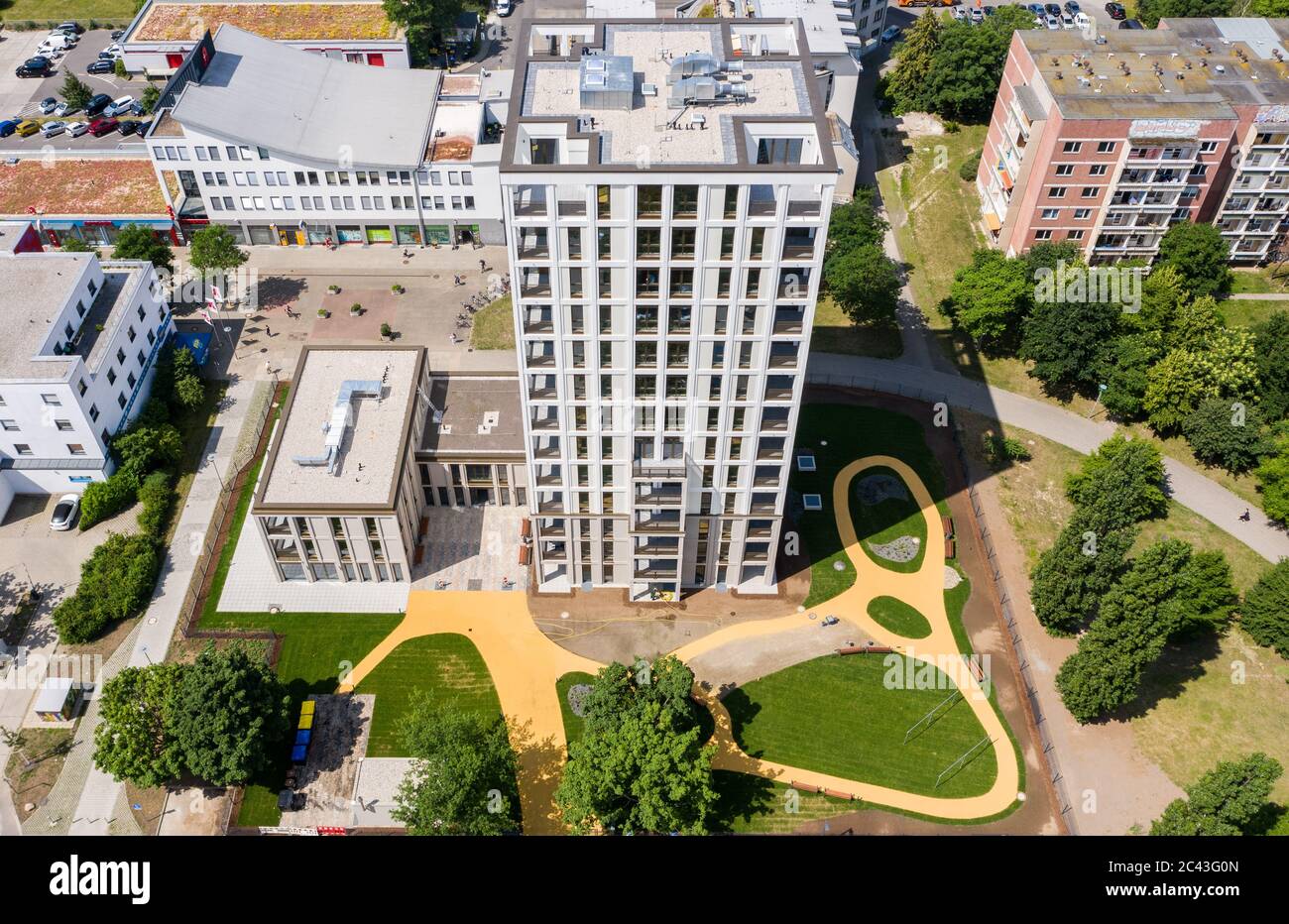 Leipzig, Allemagne. 14 septembre 2017. La nouvelle 'Lipsia Tower'. La première tour de la suite de la réunification dans le quartier de Grünau, en plaques de béton préfabriquées GDR de Leipzig, dispose de 60 appartements de une à trois pièces sur ses 13 étages. La coopérative d'habitation Lipsia investit 13 millions d'euros. Le projet sans barrière 'Lipsia Tower' est principalement destiné aux locataires plus âgés. Selon les plans actuels, les premiers résidents devraient déménager en juillet. (Vue aérienne avec un drone) crédit: Jan Woitas/dpa-Zentralbild/dpa/Alay Live News Banque D'Images