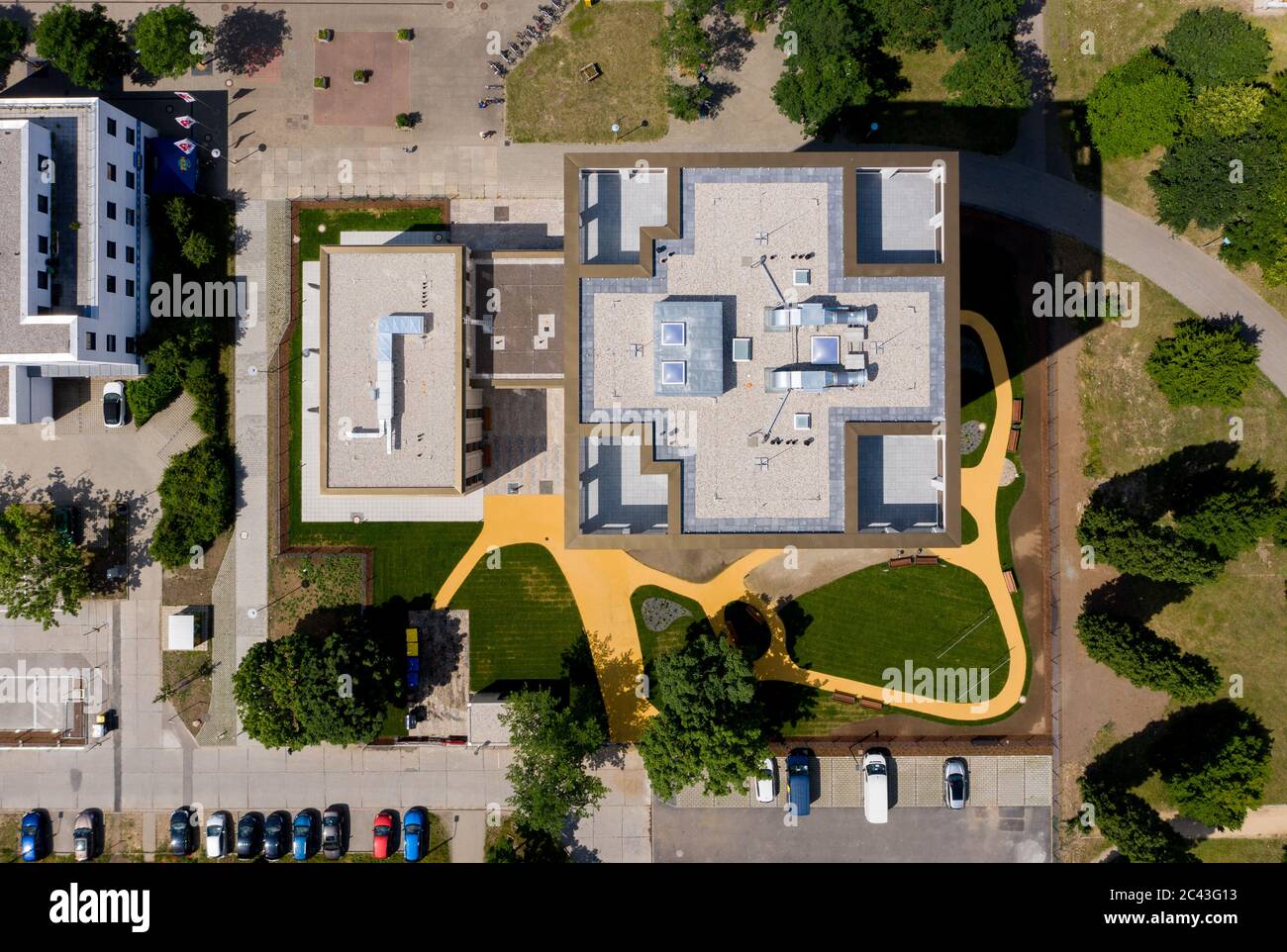 Leipzig, Allemagne. 14 septembre 2017. La nouvelle 'Lipsia Tower'. La première tour de la suite de la réunification dans le quartier de Grünau, en plaques de béton préfabriquées GDR de Leipzig, dispose de 60 appartements de une à trois pièces sur ses 13 étages. La coopérative d'habitation Lipsia investit 13 millions d'euros. Le projet sans barrière 'Lipsia Tower' est principalement destiné aux locataires plus âgés. Selon les plans actuels, les premiers résidents devraient déménager en juillet. (Vue aérienne avec un drone) crédit: Jan Woitas/dpa-Zentralbild/dpa/Alay Live News Banque D'Images