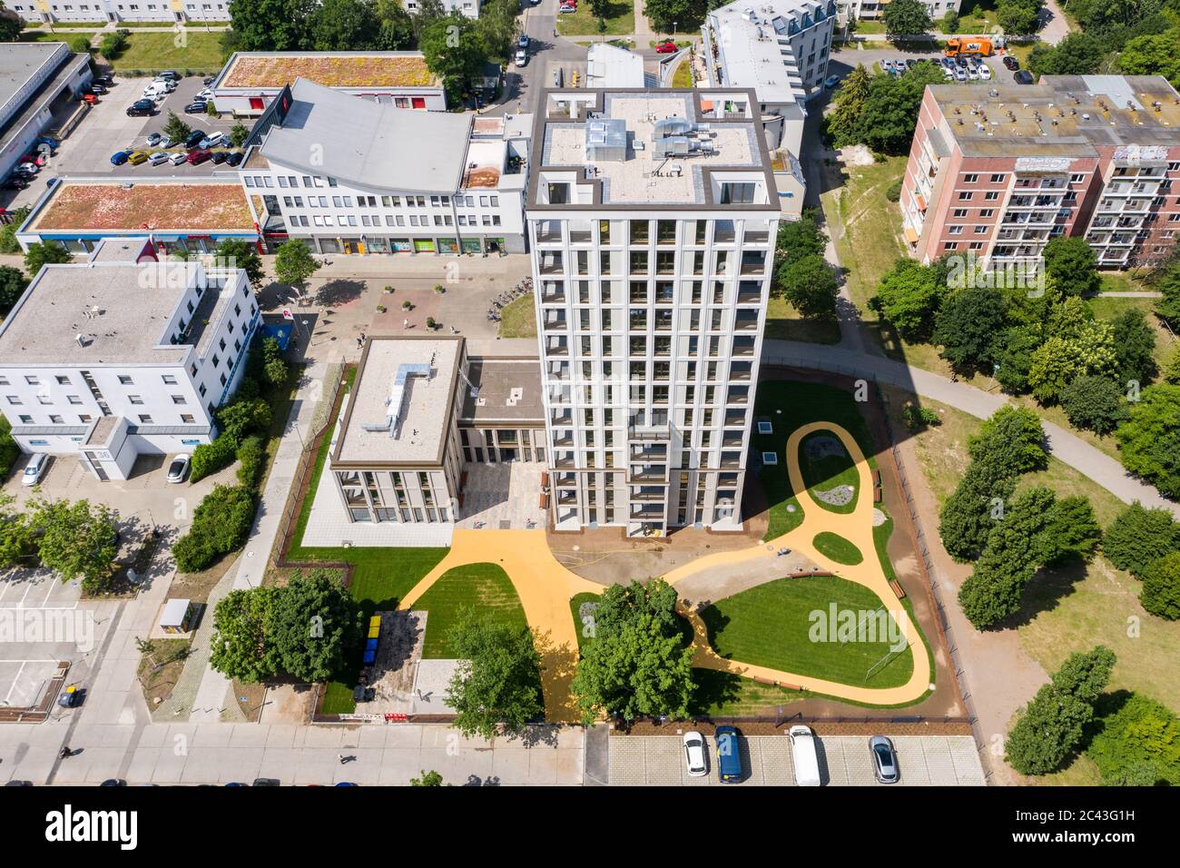 14 septembre 2017, Saxe, Leipzig: La nouvelle 'Tour Lipsia'. La première tour de la suite de la réunification dans le quartier de Grünau, en plaques de béton préfabriquées GDR de Leipzig, dispose de 60 appartements de une à trois pièces sur ses 13 étages. La coopérative d'habitation Lipsia investit 13 millions d'euros. Le projet sans barrière 'Lipsia Tower' est principalement destiné aux locataires plus âgés. Selon les plans actuels, les premiers résidents devraient déménager en juillet. (Vue aérienne avec un drone) photo: Jan Woitas/dpa-Zentralbild/dpa Banque D'Images