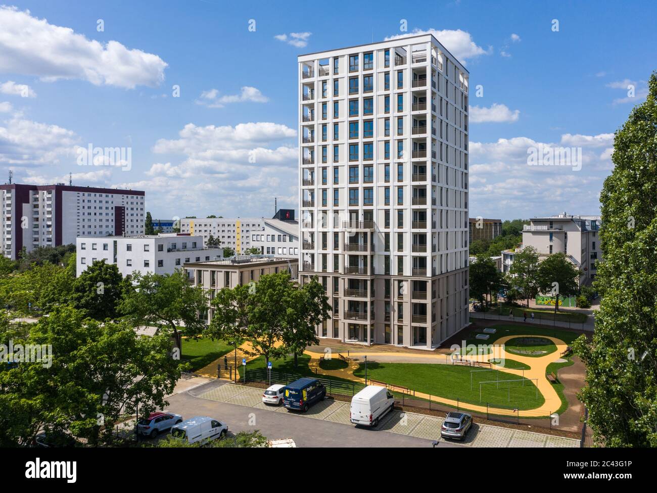 Leipzig, Allemagne. 14 septembre 2017. La nouvelle 'Lipsia Tower'. La première tour de la suite de la réunification dans le quartier de Grünau, en plaques de béton préfabriquées GDR de Leipzig, dispose de 60 appartements de une à trois pièces sur ses 13 étages. La coopérative d'habitation Lipsia investit 13 millions d'euros. Le projet sans barrière 'Lipsia Tower' est principalement destiné aux locataires plus âgés. Selon les plans actuels, les premiers résidents devraient déménager en juillet. (Vue aérienne avec un drone) crédit: Jan Woitas/dpa-Zentralbild/dpa/Alay Live News Banque D'Images