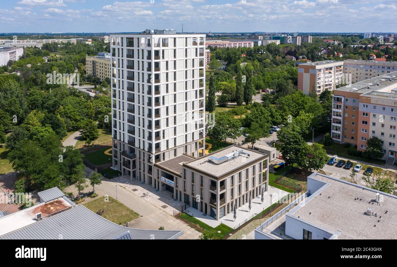 Leipzig, Allemagne. 14 septembre 2017. La nouvelle 'Lipsia Tower'. La première tour de la suite de la réunification dans le quartier de Grünau, en plaques de béton préfabriquées GDR de Leipzig, dispose de 60 appartements de une à trois pièces sur ses 13 étages. La coopérative d'habitation Lipsia investit 13 millions d'euros. Le projet sans barrière 'Lipsia Tower' est principalement destiné aux locataires plus âgés. Selon les plans actuels, les premiers résidents devraient déménager en juillet. (Vue aérienne avec un drone) crédit: Jan Woitas/dpa-Zentralbild/dpa/Alay Live News Banque D'Images