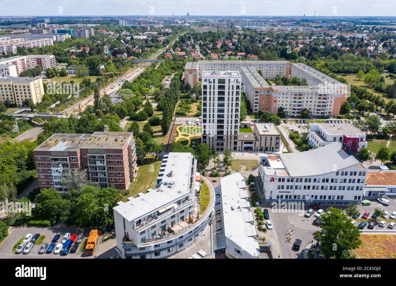 Leipzig, Allemagne. 14 septembre 2017. La nouvelle 'Lipsia Tower'. La première tour de la suite de la réunification dans le quartier de Grünau, en plaques de béton préfabriquées GDR de Leipzig, dispose de 60 appartements de une à trois pièces sur ses 13 étages. La coopérative d'habitation Lipsia investit 13 millions d'euros. Le projet sans barrière 'Lipsia Tower' est principalement destiné aux locataires plus âgés. Selon les plans actuels, les premiers résidents devraient déménager en juillet. (Vue aérienne avec un drone) crédit: Jan Woitas/dpa-Zentralbild/dpa/Alay Live News Banque D'Images