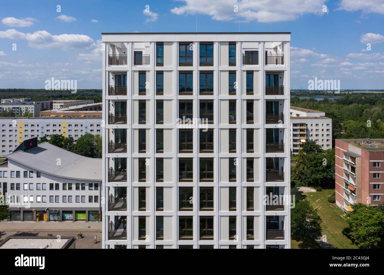 Leipzig, Allemagne. 14 septembre 2017. La nouvelle 'Lipsia Tower'. La première tour de la suite de la réunification dans le quartier de Grünau, en plaques de béton préfabriquées GDR de Leipzig, dispose de 60 appartements de une à trois pièces sur ses 13 étages. La coopérative d'habitation Lipsia investit 13 millions d'euros. Le projet sans barrière 'Lipsia Tower' est principalement destiné aux locataires plus âgés. Selon les plans actuels, les premiers résidents devraient déménager en juillet. (Vue aérienne avec un drone) crédit: Jan Woitas/dpa-Zentralbild/dpa/Alay Live News Banque D'Images