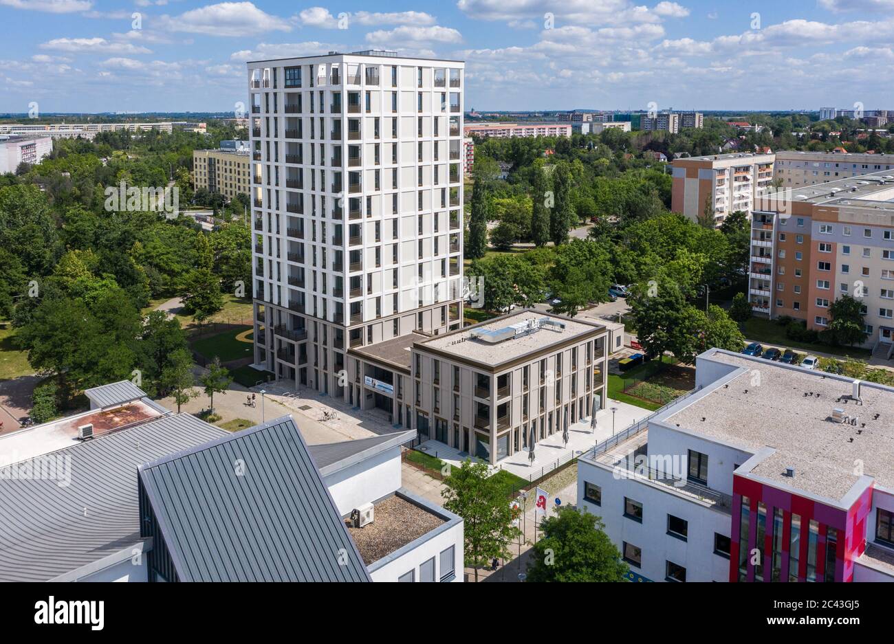 Leipzig, Allemagne. 14 septembre 2017. La nouvelle 'Lipsia Tower'. La première tour de la suite de la réunification dans le quartier de Grünau, en plaques de béton préfabriquées GDR de Leipzig, dispose de 60 appartements de une à trois pièces sur ses 13 étages. La coopérative d'habitation Lipsia investit 13 millions d'euros. Le projet sans barrière 'Lipsia Tower' est principalement destiné aux locataires plus âgés. Selon les plans actuels, les premiers résidents devraient déménager en juillet. (Vue aérienne avec un drone) crédit: Jan Woitas/dpa-Zentralbild/dpa/Alay Live News Banque D'Images