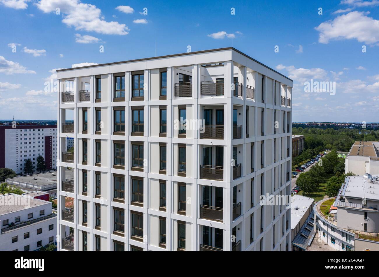 Leipzig, Allemagne. 14 septembre 2017. La nouvelle 'Lipsia Tower'. La première tour de la suite de la réunification dans le quartier de Grünau, en plaques de béton préfabriquées GDR de Leipzig, dispose de 60 appartements de une à trois pièces sur ses 13 étages. La coopérative d'habitation Lipsia investit 13 millions d'euros. Le projet sans barrière 'Lipsia Tower' est principalement destiné aux locataires plus âgés. Selon les plans actuels, les premiers résidents devraient déménager en juillet. (Vue aérienne avec un drone) crédit: Jan Woitas/dpa-Zentralbild/dpa/Alay Live News Banque D'Images