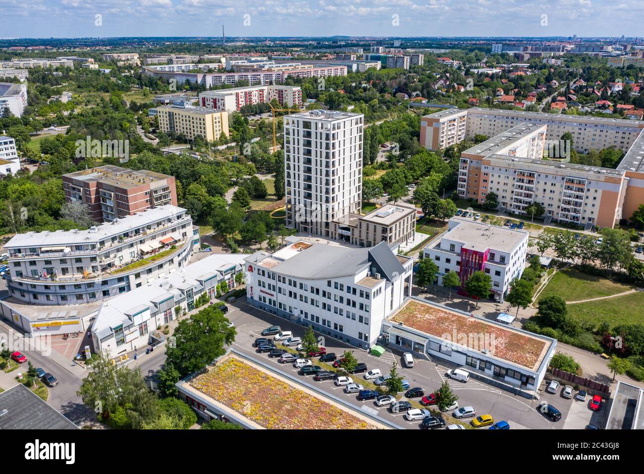 Leipzig, Allemagne. 14 septembre 2017. La nouvelle 'Lipsia Tower'. La première tour de la suite de la réunification dans le quartier de Grünau, en plaques de béton préfabriquées GDR de Leipzig, dispose de 60 appartements de une à trois pièces sur ses 13 étages. La coopérative d'habitation Lipsia investit 13 millions d'euros. Le projet sans barrière 'Lipsia Tower' est principalement destiné aux locataires plus âgés. Selon les plans actuels, les premiers résidents devraient déménager en juillet. (Vue aérienne avec un drone) crédit: Jan Woitas/dpa-Zentralbild/dpa/Alay Live News Banque D'Images