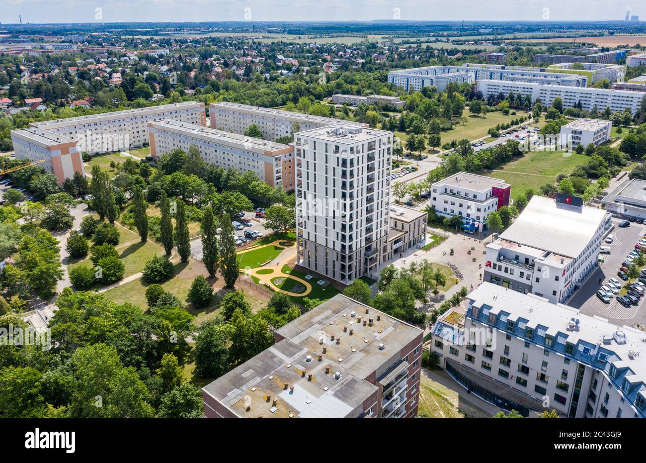 Leipzig, Allemagne. 14 septembre 2017. La nouvelle 'Lipsia Tower'. La première tour de la suite de la réunification dans le quartier de Grünau, en plaques de béton préfabriquées GDR de Leipzig, dispose de 60 appartements de une à trois pièces sur ses 13 étages. La coopérative d'habitation Lipsia investit 13 millions d'euros. Le projet sans barrière 'Lipsia Tower' est principalement destiné aux locataires plus âgés. Selon les plans actuels, les premiers résidents devraient déménager en juillet. (Vue aérienne avec un drone) crédit: Jan Woitas/dpa-Zentralbild/dpa/Alay Live News Banque D'Images