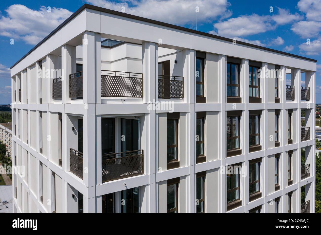 Leipzig, Allemagne. 14 septembre 2017. La nouvelle 'Lipsia Tower'. La première tour de la suite de la réunification dans le quartier de Grünau, en plaques de béton préfabriquées GDR de Leipzig, dispose de 60 appartements de une à trois pièces sur ses 13 étages. La coopérative d'habitation Lipsia investit 13 millions d'euros. Le projet sans barrière 'Lipsia Tower' est principalement destiné aux locataires plus âgés. Selon les plans actuels, les premiers résidents devraient déménager en juillet. (Vue aérienne avec un drone) crédit: Jan Woitas/dpa-Zentralbild/dpa/Alay Live News Banque D'Images