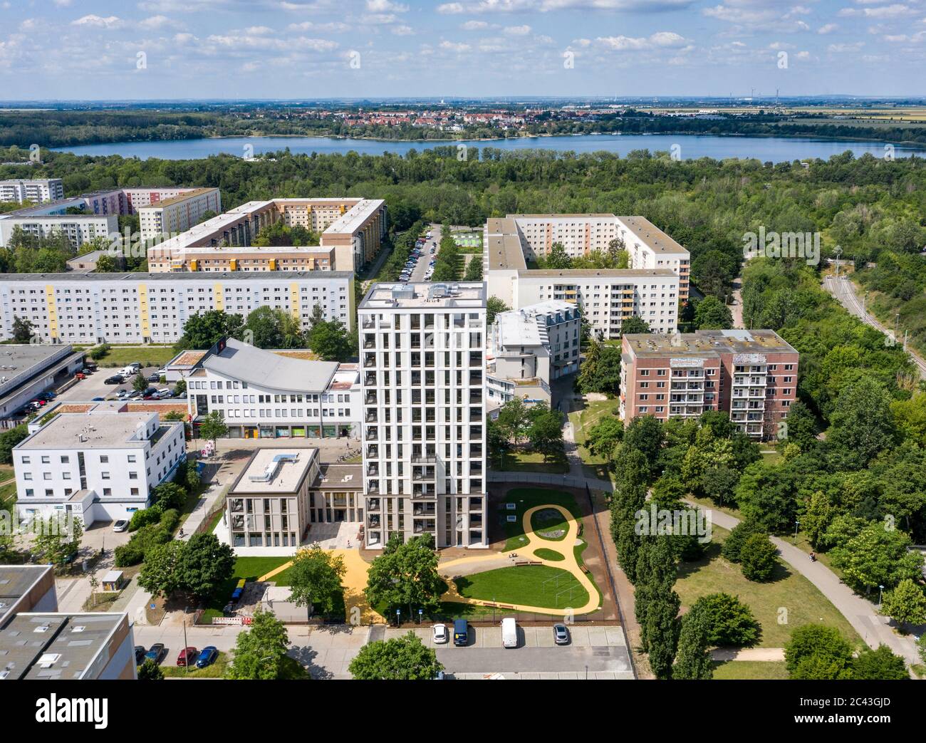 Leipzig, Allemagne. 14 septembre 2017. La nouvelle 'Lipsia Tower'. La première tour de la suite de la réunification dans le quartier de Grünau, en plaques de béton préfabriquées GDR de Leipzig, dispose de 60 appartements de une à trois pièces sur ses 13 étages. La coopérative d'habitation Lipsia investit 13 millions d'euros. Le projet sans barrière 'Lipsia Tower' est principalement destiné aux locataires plus âgés. Selon les plans actuels, les premiers résidents devraient déménager en juillet. (Vue aérienne avec un drone) crédit: Jan Woitas/dpa-Zentralbild/dpa/Alay Live News Banque D'Images