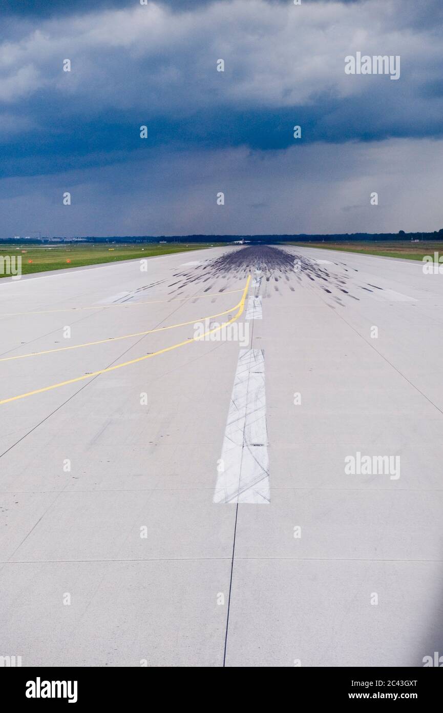 Rain Cloud, aéroport de Munich, Bavière, Allemagne Banque D'Images