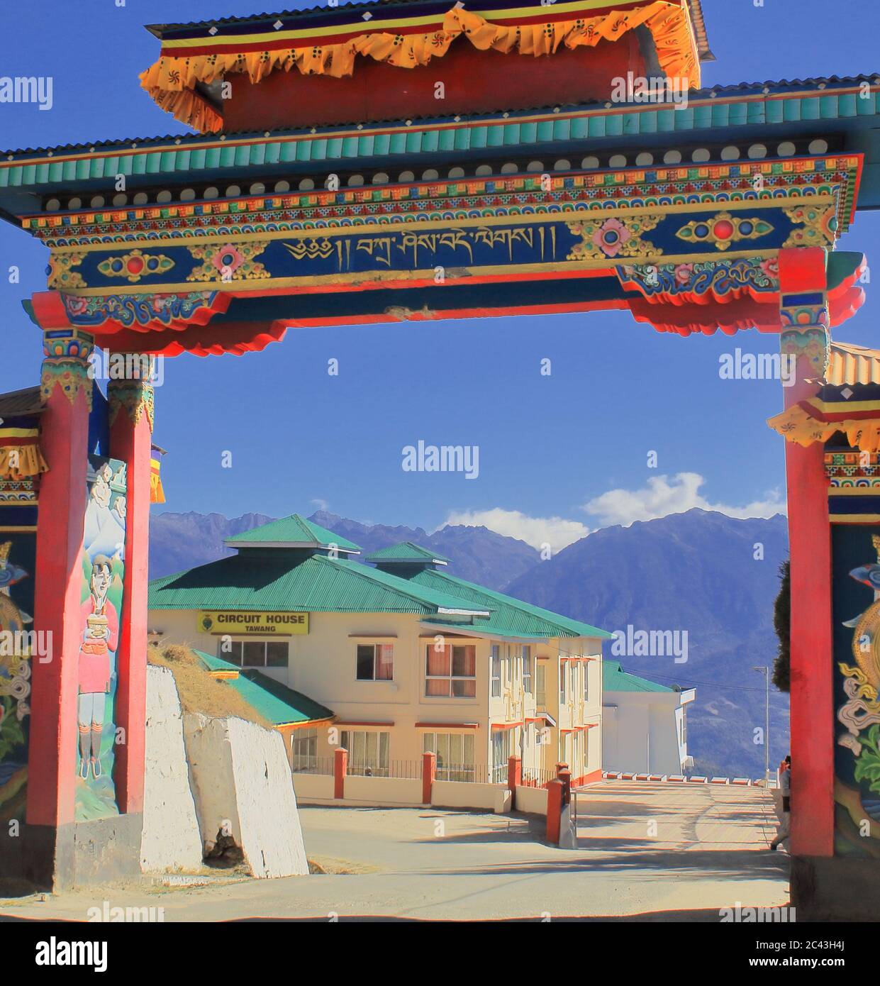belle vue sur le circuit de la maison de tawang avec ciel bleu et himalaya en arrière-plan à la station de tawang colline, arunachal pradesh, inde Banque D'Images