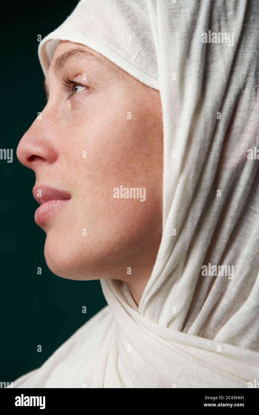 Une femme portant un foulard regarde sur le côté Banque D'Images