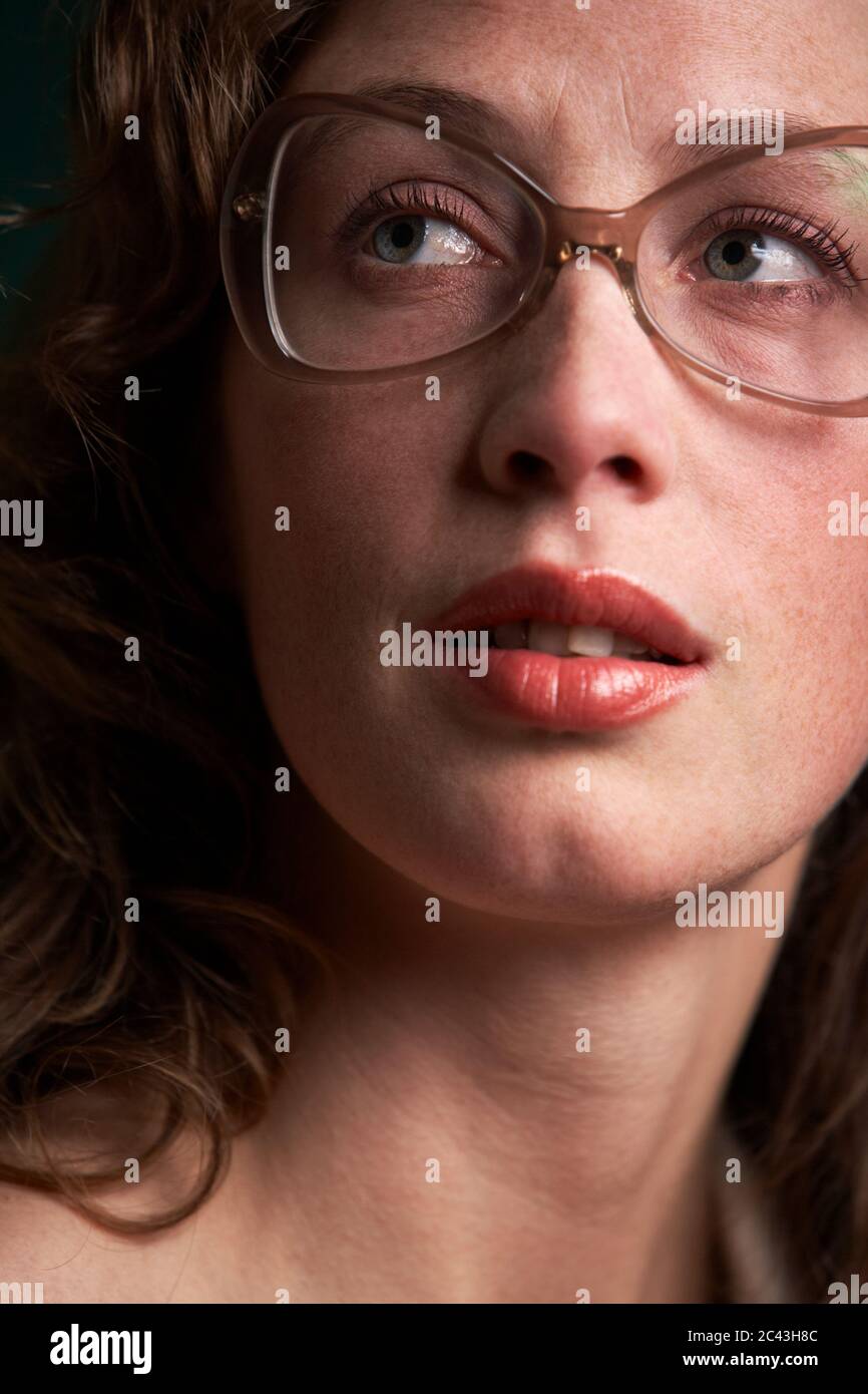 Une femme avec des lunettes regarde Banque D'Images