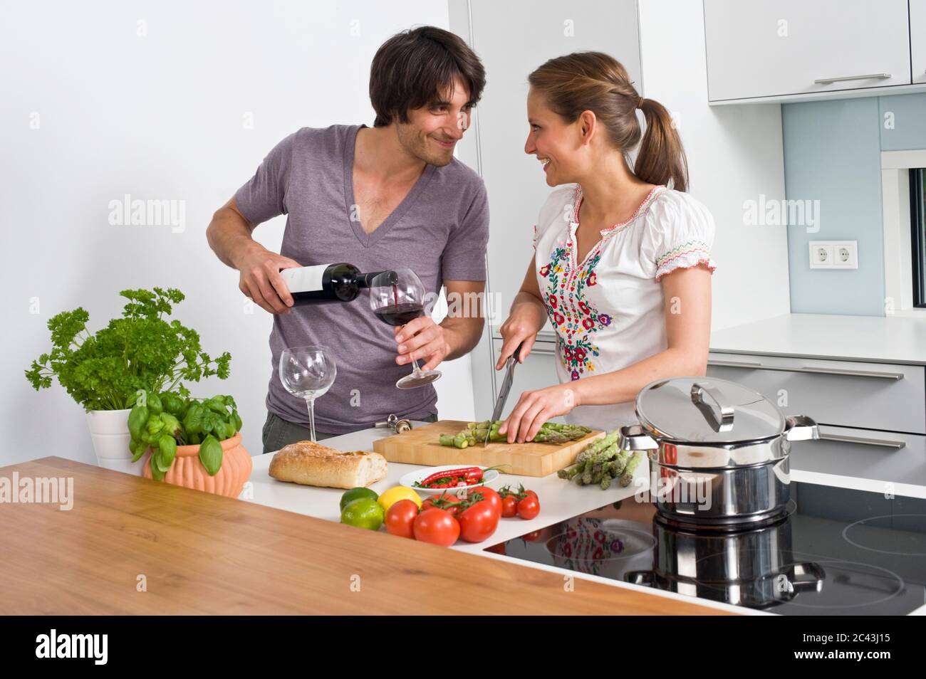 Un jeune couple cuisiniers dans la cuisine, Munich, Bavière, Allemagne Banque D'Images