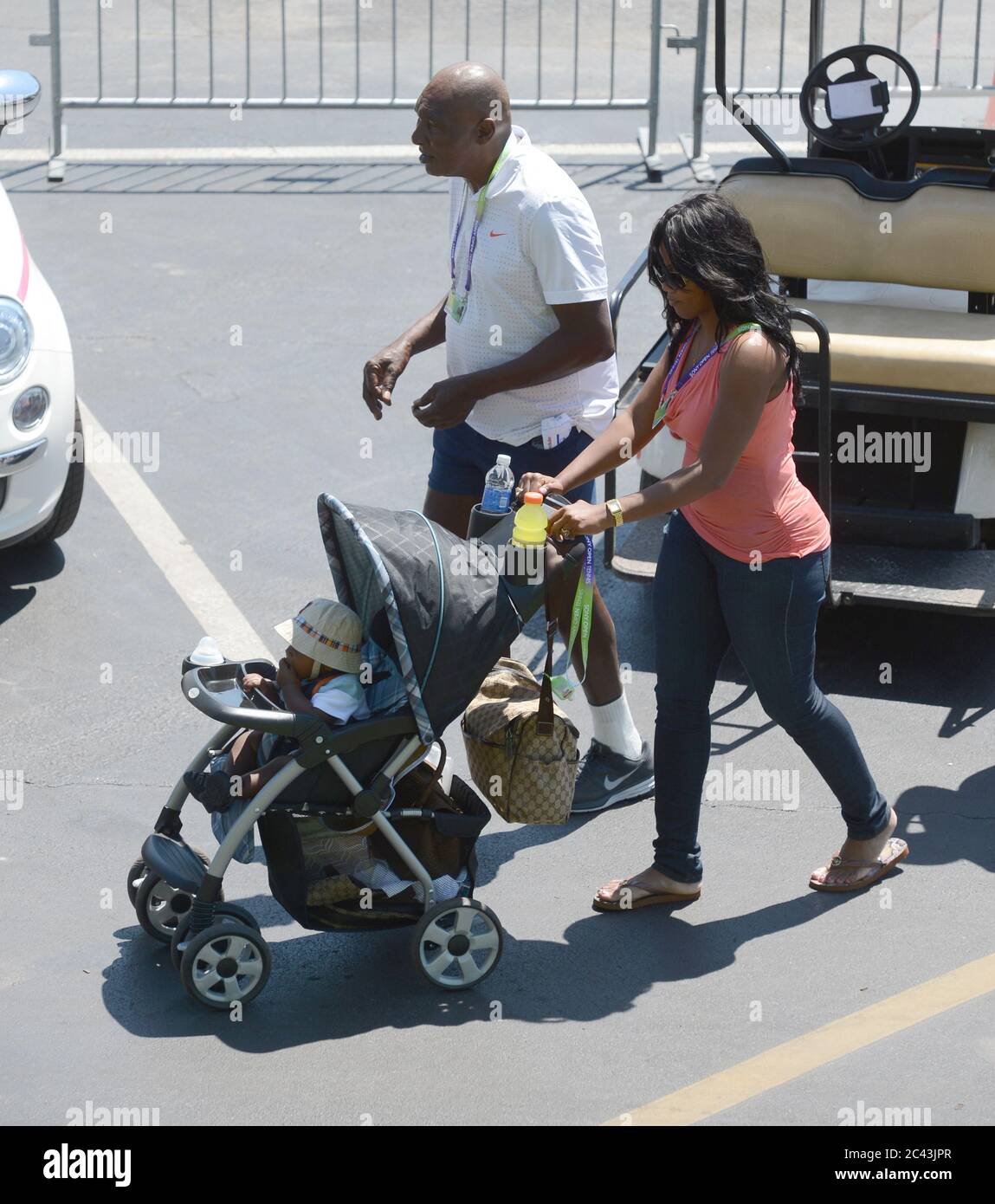 KEY BISCAYNE, FL - MARS 21: Vénus et Serena Williams sont les grandes sœurs d'un nouveau frère. Leur père Richard Williams est redevenu un père à l'âge de 70 ans avec sa femme de 30 quelque chose Lakeisha Williams, le nom de bébés est Dylan Starr Richard Williams le 21 mars 2013 à Key Biscayne, Floride. Personnes: Richard Williams Lakeisha Williams Dylan Starr Richard Williams transmission Ref: FLXX doit appeler si intéressé Michael Storms crédit: Storms Media Group/Alay Live News Banque D'Images