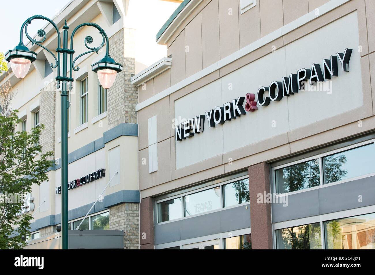 Un logo à l'extérieur d'un magasin de détail New York & Company à Bowie, Maryland, le 8 juin 2020. Banque D'Images