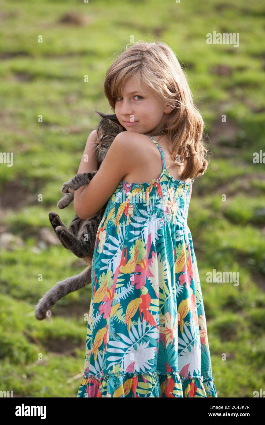 Fille avec un chat dans ses bras Banque D'Images